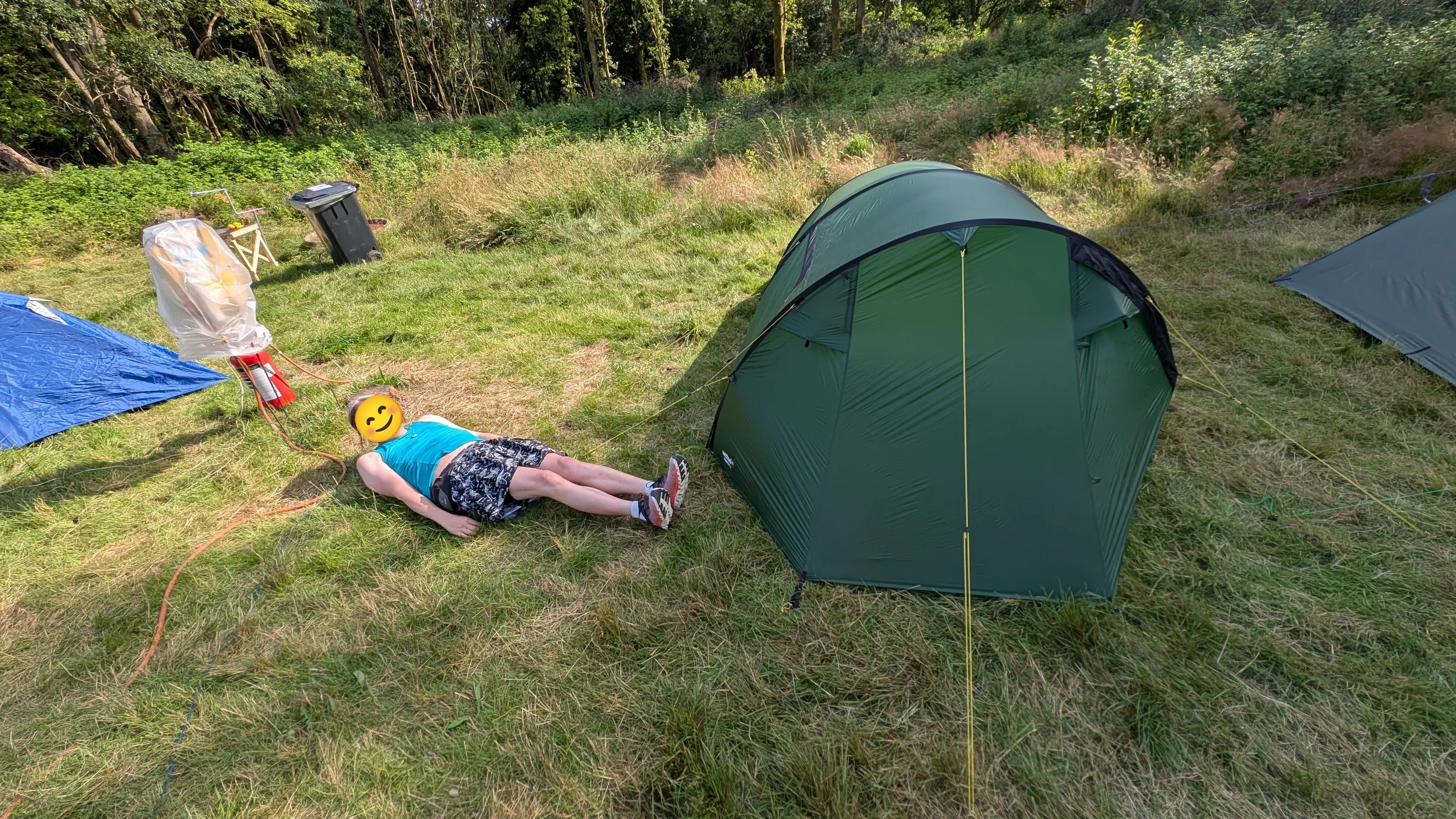 Fiona lying between the power distribution point and the tent.
We can see that the distance is only a few meters.
Easily enough for 40m of cable.